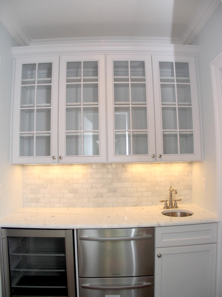 Kitchen - traditional kitchen idea in New York