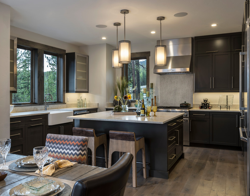 Zweizeilige, Geräumige Moderne Wohnküche mit flächenbündigen Schrankfronten, dunklen Holzschränken, Küchengeräten aus Edelstahl, Porzellan-Bodenfliesen und Kücheninsel in Seattle