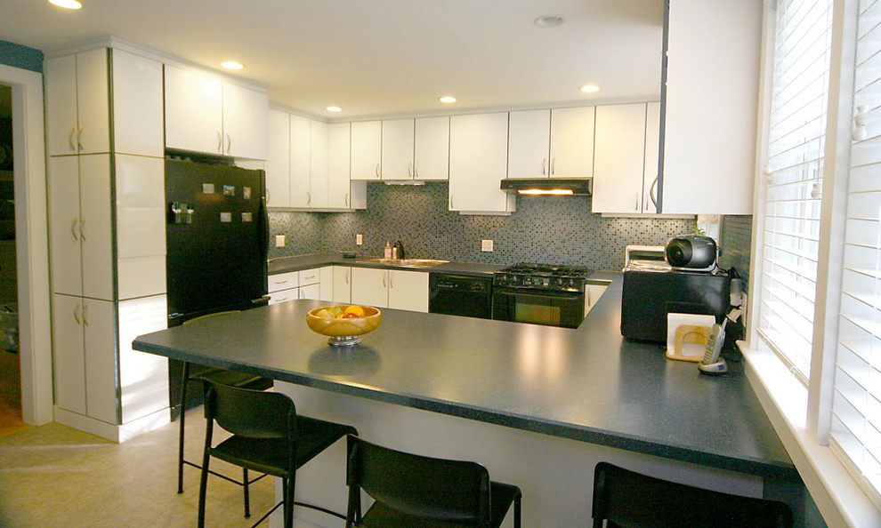Exempel på ett mellanstort modernt kök, med en nedsänkt diskho, släta luckor, vita skåp, laminatbänkskiva, flerfärgad stänkskydd, stänkskydd i glaskakel, svarta vitvaror, linoleumgolv och en halv köksö