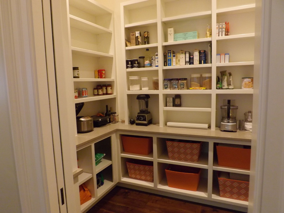 Ejemplo de cocina tradicional de tamaño medio con puertas de armario blancas, suelo de madera en tonos medios, despensa, armarios abiertos y suelo marrón