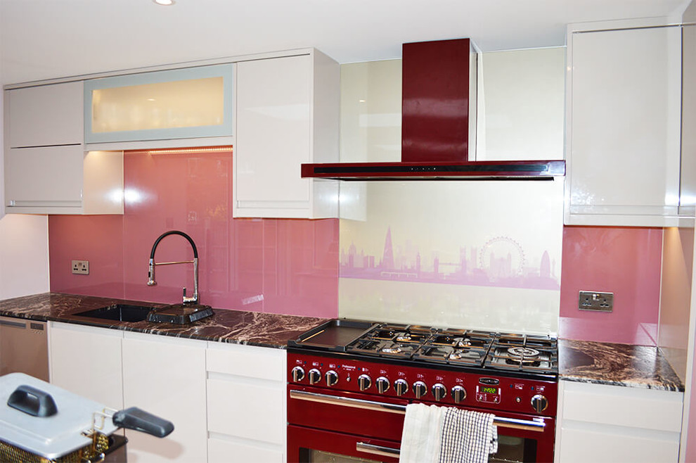 Idee per una grande cucina minimalista con ante lisce, ante bianche, top in marmo, paraspruzzi rosa e paraspruzzi con lastra di vetro
