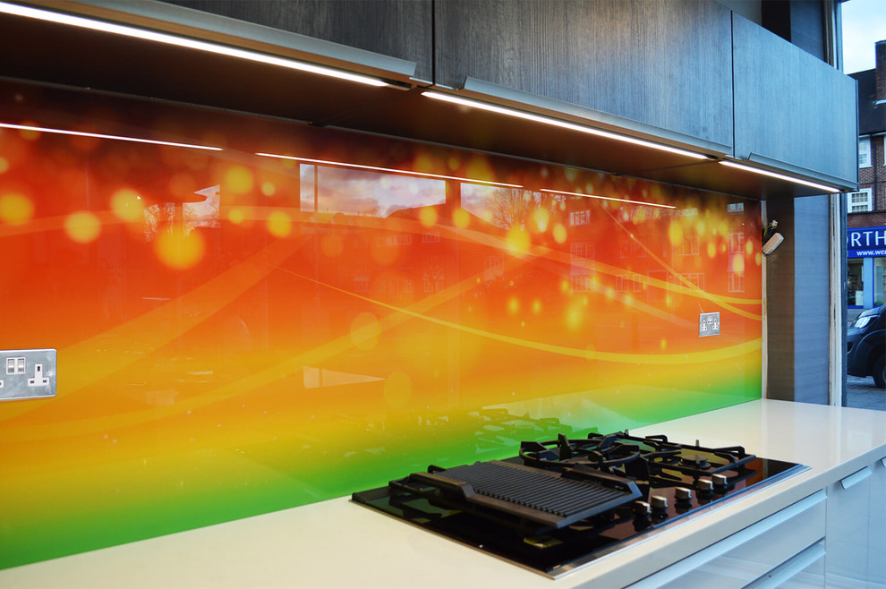 Esempio di una grande cucina minimalista con ante lisce, ante bianche, top in granito, paraspruzzi arancione e paraspruzzi con lastra di vetro