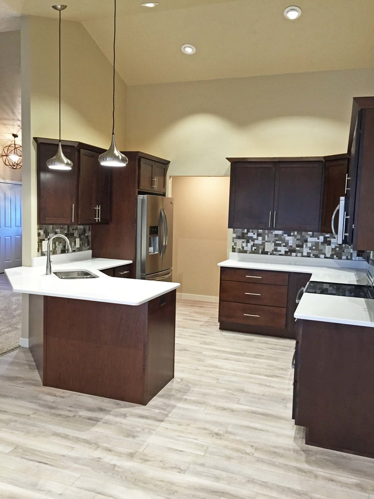 Bild på ett mellanstort funkis kök, med en undermonterad diskho, skåp i shakerstil, skåp i mörkt trä, bänkskiva i kvarts, flerfärgad stänkskydd, stänkskydd i glaskakel, en halv köksö och rostfria vitvaror