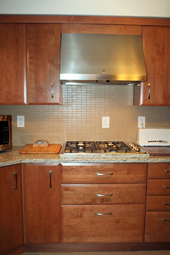 Foto på ett mellanstort funkis kök, med en undermonterad diskho, släta luckor, skåp i mellenmörkt trä, bänkskiva i kvarts, beige stänkskydd, stänkskydd i keramik, rostfria vitvaror och klinkergolv i porslin