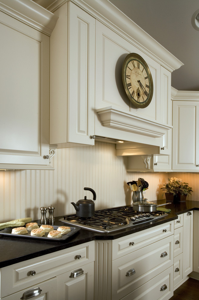 Esempio di una cucina classica con lavello stile country, ante con bugna sagomata, ante beige, top in granito, paraspruzzi beige e elettrodomestici da incasso