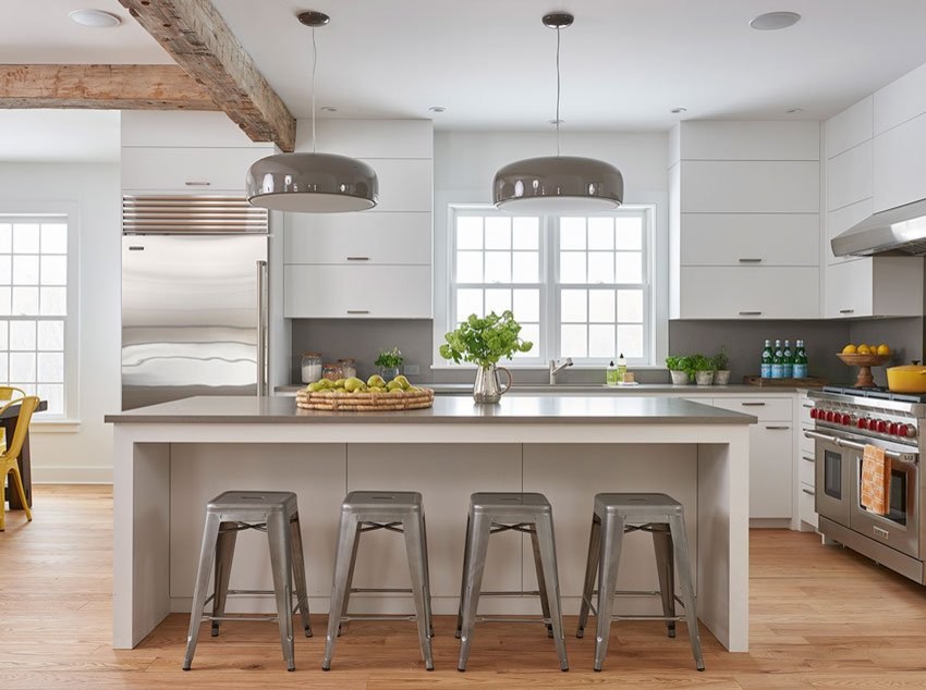Idéer för att renovera ett mellanstort lantligt grå grått kök, med en dubbel diskho, släta luckor, gula skåp, bänkskiva i kvarts, grått stänkskydd, stänkskydd i marmor, rostfria vitvaror, ljust trägolv, en köksö och beiget golv