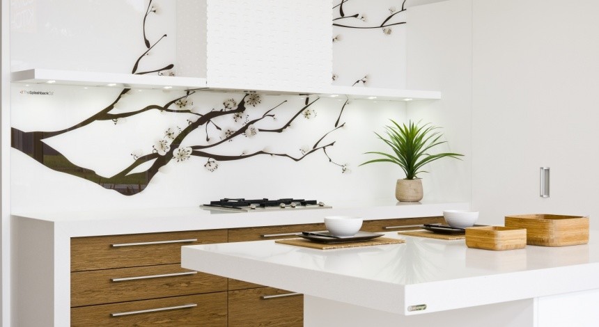 アジアンスタイルのおしゃれなキッチン (白いキッチンパネル、ガラス板のキッチンパネル) の写真