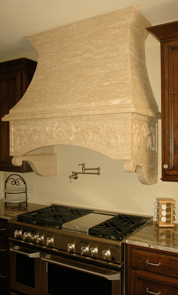 Esempio di una cucina mediterranea con top in granito e elettrodomestici in acciaio inossidabile