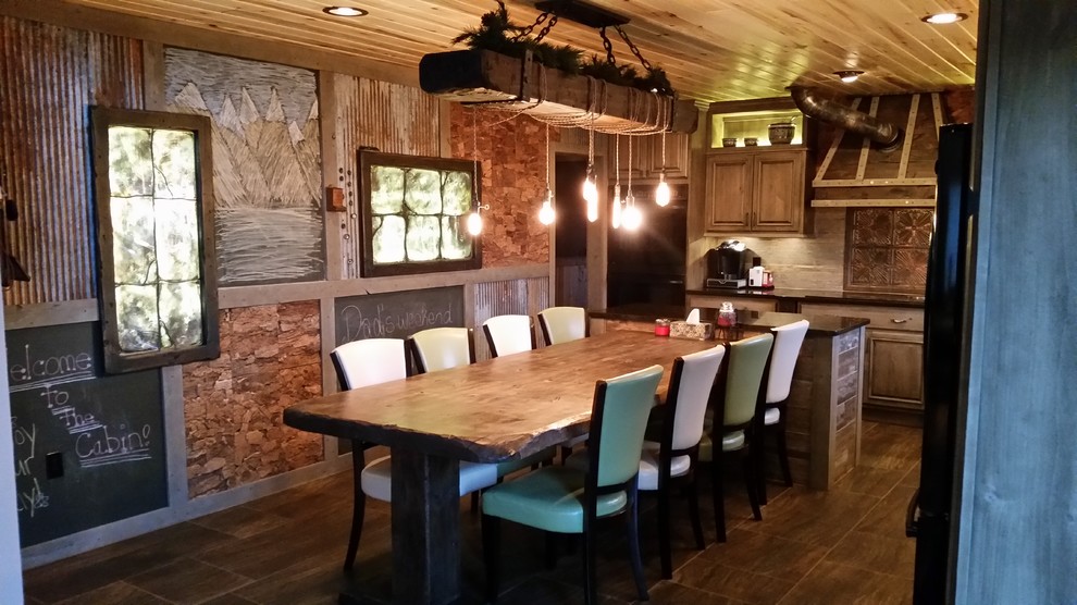 Bild på ett stort eklektiskt linjärt kök och matrum, med luckor med upphöjd panel, skåp i slitet trä, en köksö, träbänkskiva, beige stänkskydd, stänkskydd i trä, rostfria vitvaror och mörkt trägolv
