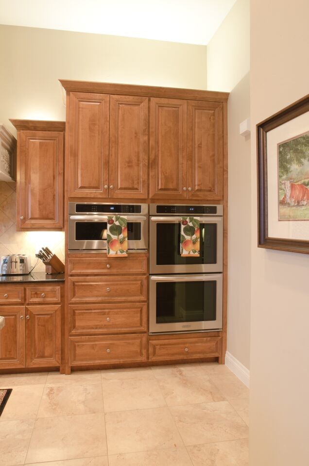 Exempel på ett stort klassiskt kök, med en dubbel diskho, luckor med upphöjd panel, skåp i mellenmörkt trä, granitbänkskiva, beige stänkskydd, stänkskydd i mosaik, rostfria vitvaror, klinkergolv i keramik och en köksö