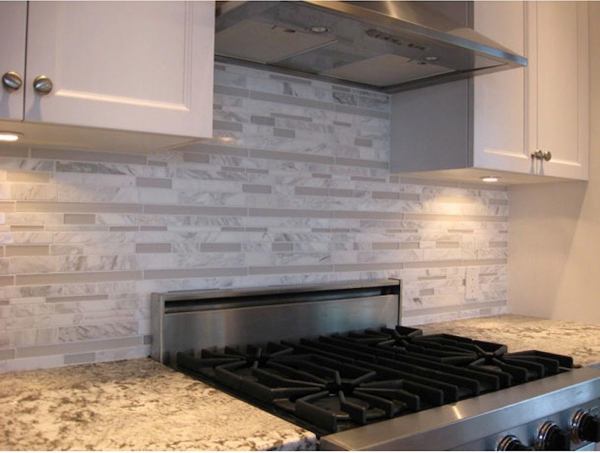 Mittelgroße Moderne Küche mit Schrankfronten im Shaker-Stil, weißen Schränken, Granit-Arbeitsplatte, Küchenrückwand in Grau, Rückwand aus Stäbchenfliesen und Küchengeräten aus Edelstahl in Vancouver