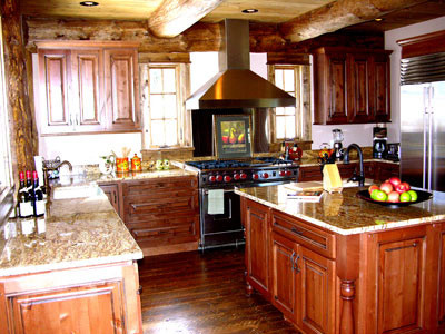 Bild på ett stort rustikt kök, med en rustik diskho, luckor med upphöjd panel, skåp i mörkt trä, granitbänkskiva, beige stänkskydd, stänkskydd i keramik, rostfria vitvaror, mörkt trägolv och en köksö