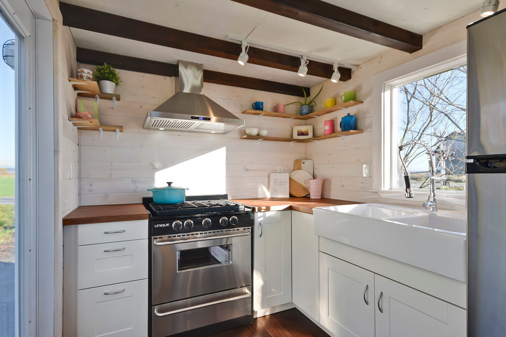 Photo of a farmhouse kitchen in Vancouver.