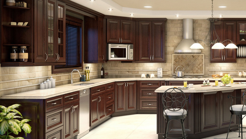 Exempel på ett stort klassiskt beige beige kök, med en enkel diskho, luckor med upphöjd panel, skåp i mörkt trä, granitbänkskiva, brunt stänkskydd, stänkskydd i stenkakel, rostfria vitvaror, travertin golv, en köksö och beiget golv