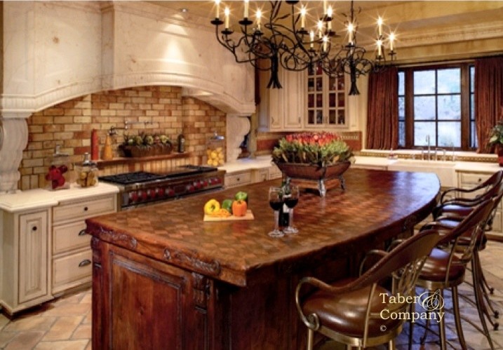 Bild på ett stort medelhavsstil kök, med träbänkskiva