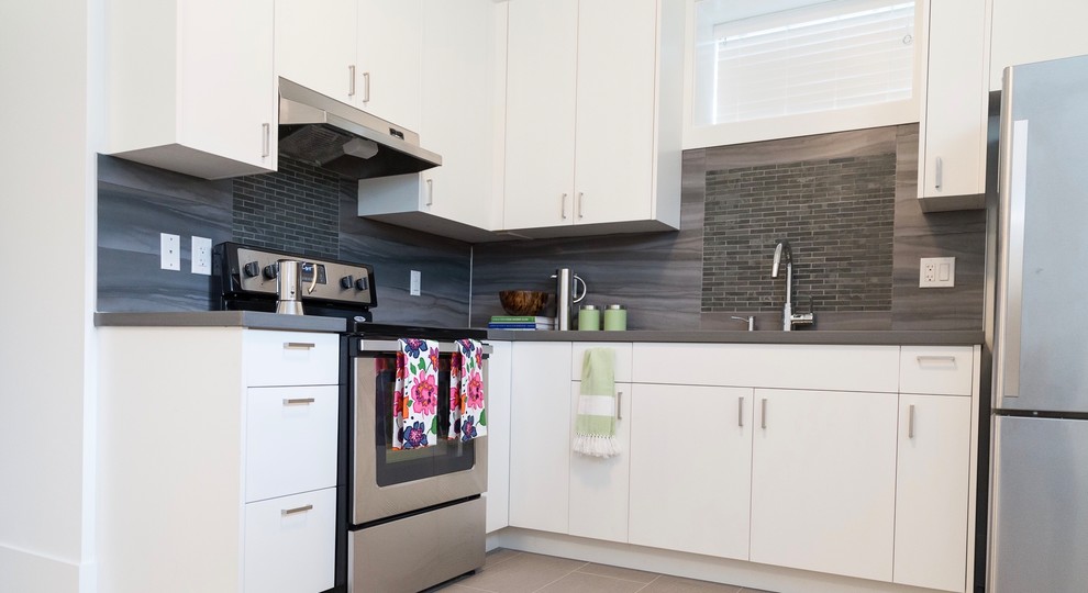 Exempel på ett litet modernt kök, med en undermonterad diskho, släta luckor, vita skåp, bänkskiva i kvarts, grått stänkskydd, stänkskydd i mosaik, rostfria vitvaror och klinkergolv i porslin