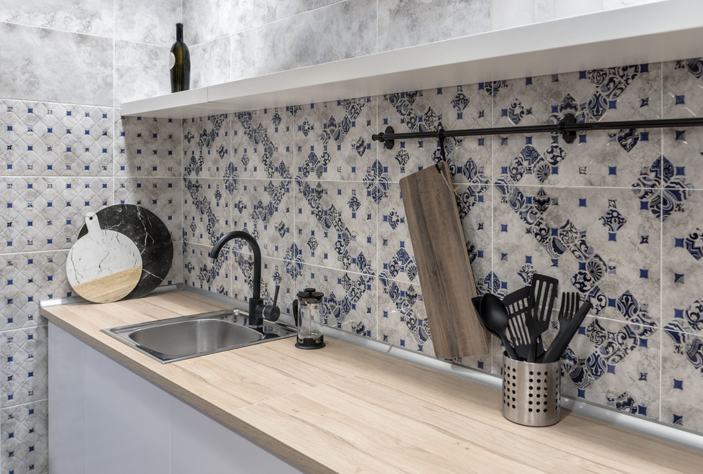 Foto di una piccola cucina contemporanea con lavello da incasso, top in legno, paraspruzzi grigio e top beige