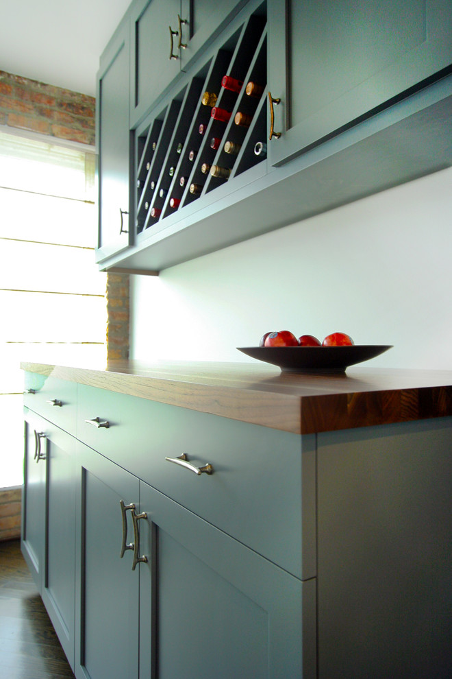 Imagen de cocina comedor lineal contemporánea pequeña sin isla con armarios estilo shaker, puertas de armario azules, encimera de madera y suelo de madera oscura