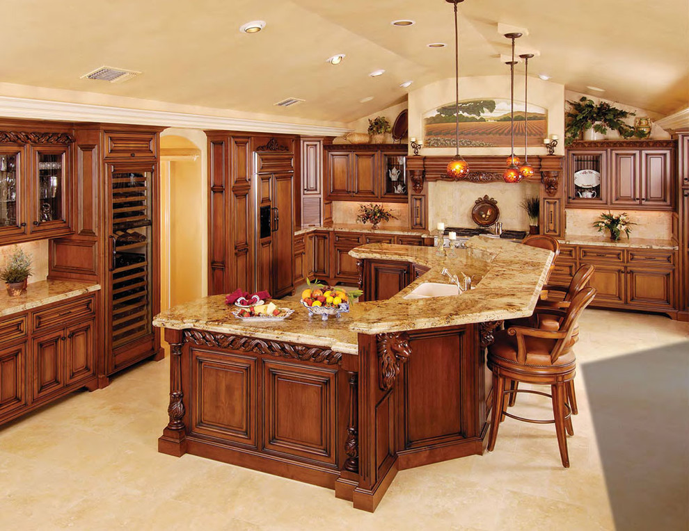 Exempel på ett stort klassiskt kök, med en dubbel diskho, luckor med upphöjd panel, skåp i mellenmörkt trä, granitbänkskiva, flerfärgad stänkskydd, stänkskydd i keramik, integrerade vitvaror, marmorgolv och en köksö