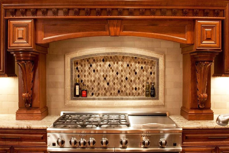 Inspiration för ett mellanstort vintage kök, med en undermonterad diskho, luckor med upphöjd panel, skåp i mellenmörkt trä, granitbänkskiva, rostfria vitvaror, ljust trägolv och en köksö