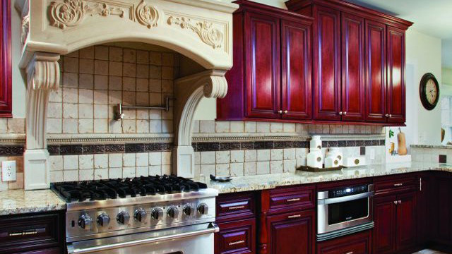 Foto på ett medelhavsstil kök, med en rustik diskho, luckor med upphöjd panel, vita skåp, marmorbänkskiva, rostfria vitvaror och mörkt trägolv