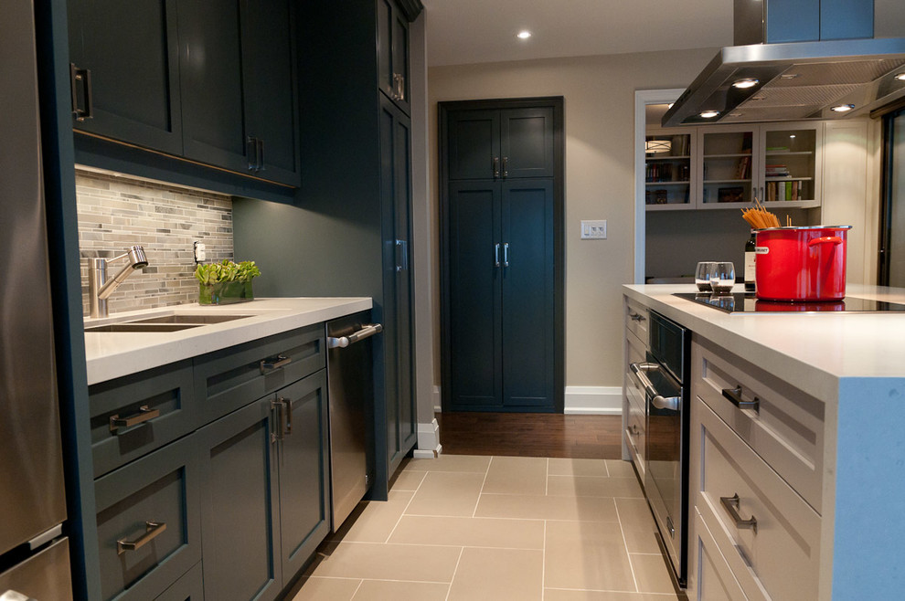 Foto di una cucina minimal con lavello sottopiano, ante in stile shaker, ante grigie, top in marmo, paraspruzzi grigio e elettrodomestici in acciaio inossidabile