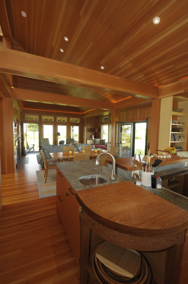 Exempel på ett mellanstort retro kök, med en undermonterad diskho, skåp i shakerstil, skåp i ljust trä, bänkskiva i koppar, grått stänkskydd, stänkskydd i sten, rostfria vitvaror, mellanmörkt trägolv, en köksö och brunt golv