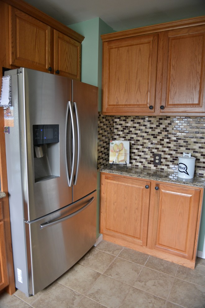 Kitchen - contemporary kitchen idea in Cleveland