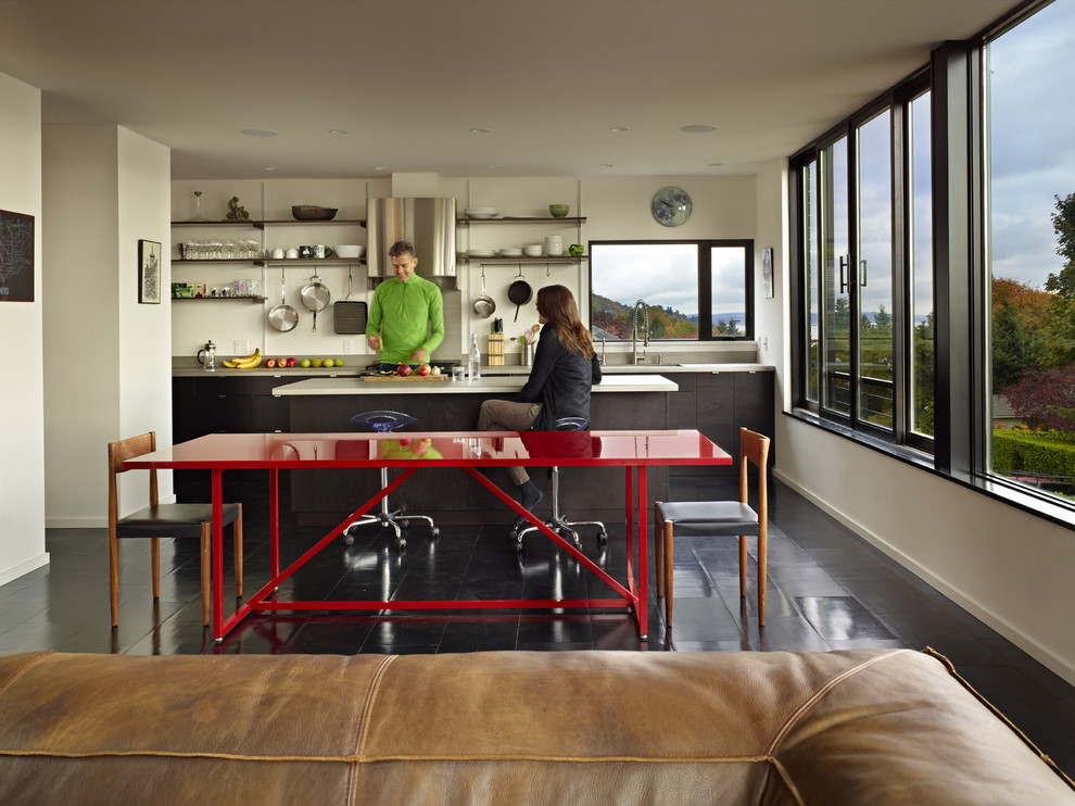 Foto di una cucina minimal di medie dimensioni con ante lisce, ante in legno bruno, lavello sottopiano, elettrodomestici in acciaio inossidabile e pavimento nero