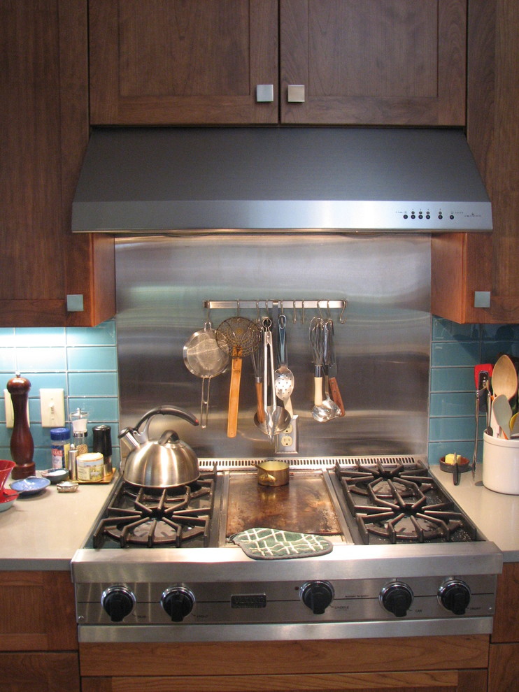 Источник вдохновения для домашнего уюта: кухня в стиле неоклассика (современная классика) с фасадами цвета дерева среднего тона, деревянной столешницей, синим фартуком и фартуком из керамической плитки
