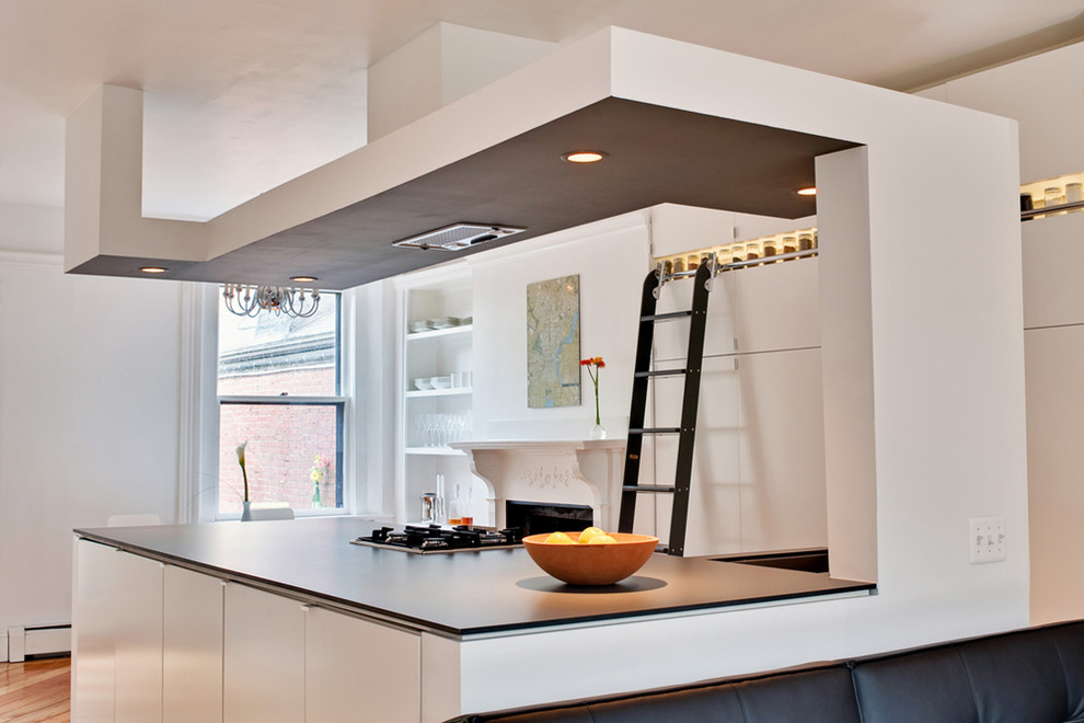 Idéer för ett modernt kök och matrum, med släta luckor, vita skåp, bänkskiva i koppar, en undermonterad diskho och rostfria vitvaror