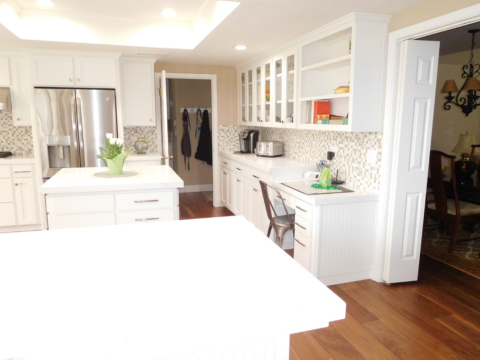 Bild på ett stort funkis kök med öppen planlösning, med en undermonterad diskho, skåp i shakerstil, vita skåp, bänkskiva i kvarts, beige stänkskydd, stänkskydd i mosaik, rostfria vitvaror, mellanmörkt trägolv, en köksö och brunt golv