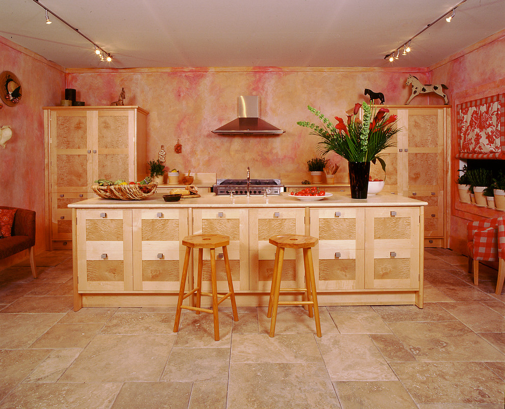 Idéer för att renovera ett stort eklektiskt vit vitt kök, med en köksö, en rustik diskho, luckor med infälld panel, skåp i ljust trä, bänkskiva i kalksten, rostfria vitvaror, kalkstensgolv och beiget golv