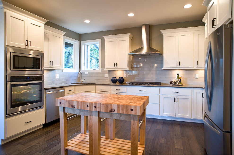 Immagine di una grande cucina classica con ante in stile shaker, ante bianche, paraspruzzi grigio e elettrodomestici in acciaio inossidabile