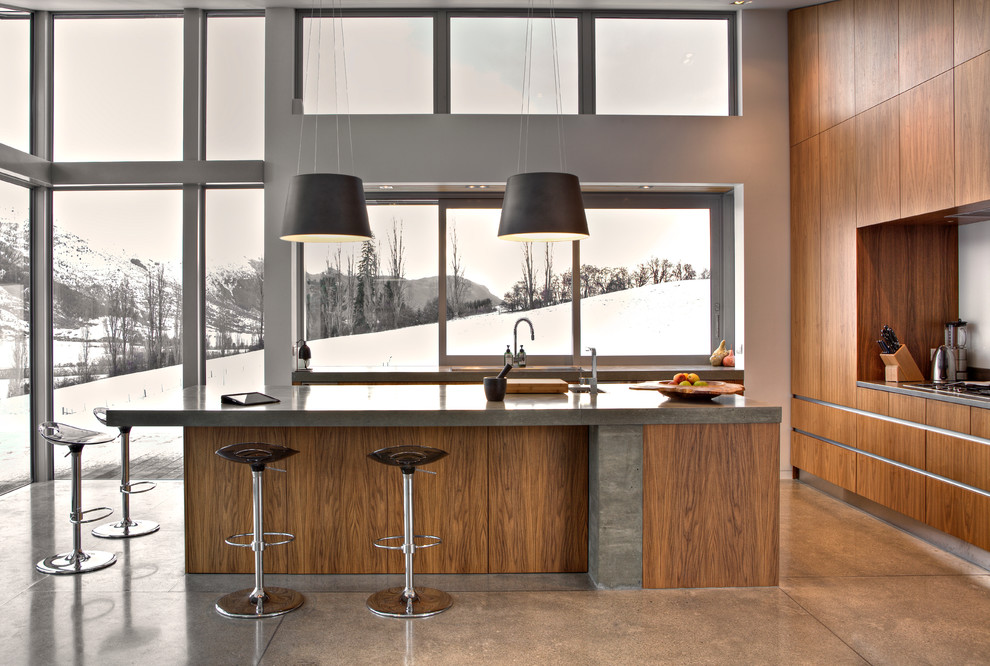 Mittelgroße Moderne Küche mit hellbraunen Holzschränken und Kücheninsel in Auckland