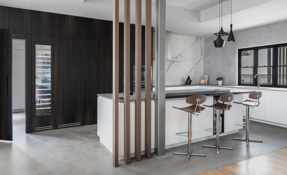 Mittelgroße Moderne Küche mit Vorratsschrank, Terrazzo-Boden, Kücheninsel und grauem Boden in Perth