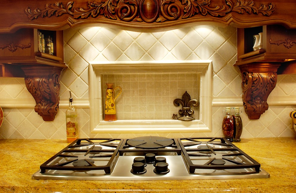 Exempel på ett mycket stort klassiskt kök, med en dubbel diskho, skåp i mellenmörkt trä, granitbänkskiva, beige stänkskydd, stänkskydd i keramik, rostfria vitvaror, klinkergolv i keramik och en köksö