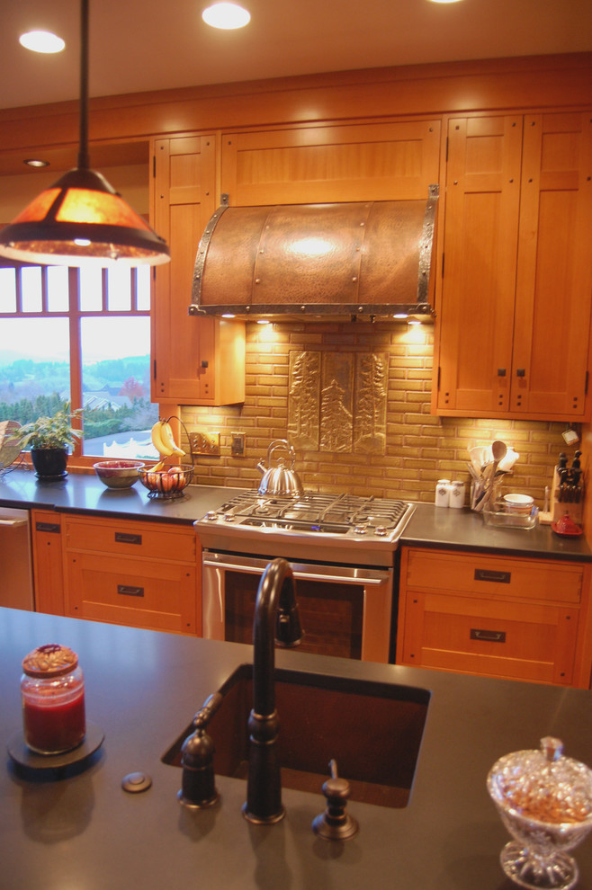 Foto di una cucina stile americano con lavello stile country, ante in stile shaker, ante in legno scuro, top in granito, paraspruzzi con piastrelle di metallo, elettrodomestici in acciaio inossidabile e pavimento in sughero