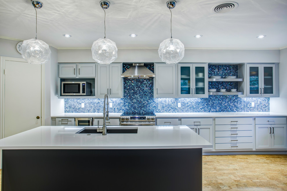 Inspiration för stora moderna vitt kök, med en undermonterad diskho, skåp i shakerstil, blå skåp, bänkskiva i kvarts, blått stänkskydd, stänkskydd i mosaik, rostfria vitvaror, korkgolv, en köksö och brunt golv