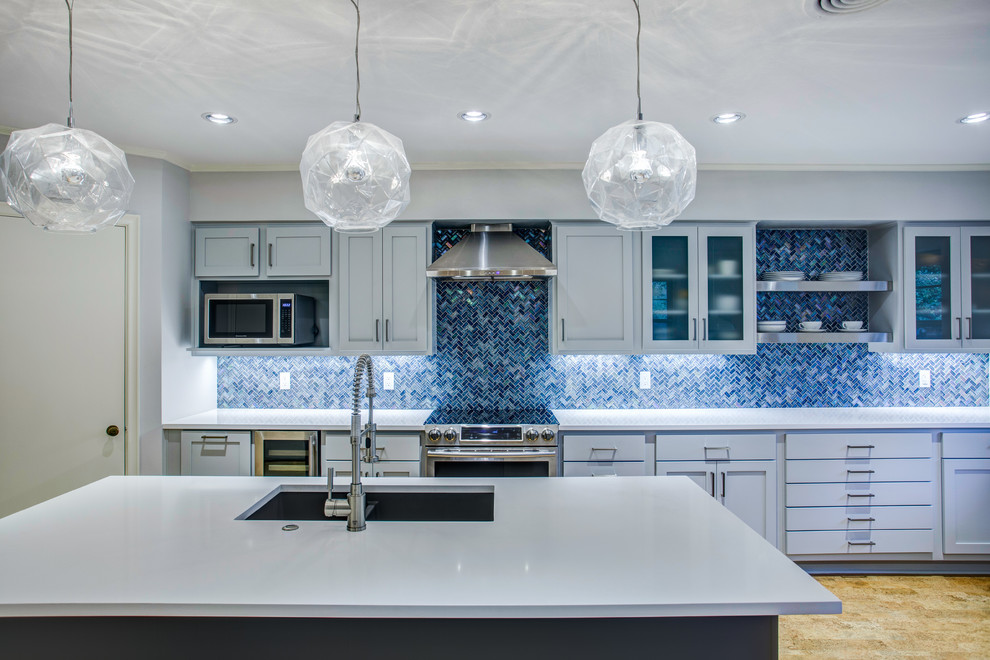 Exempel på ett stort modernt vit vitt kök, med en undermonterad diskho, skåp i shakerstil, blå skåp, bänkskiva i kvarts, blått stänkskydd, stänkskydd i mosaik, rostfria vitvaror, korkgolv, en köksö och brunt golv