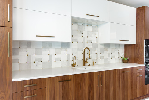 Modern Canadian kitchen with walnut wood lower cabinets and glossy white uppers — featuring one of the best kitchen cabinet colors Canada for a warm yet elegant contrast.
