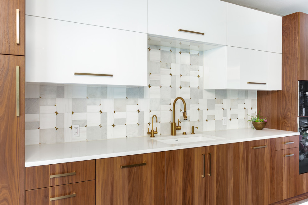 Exempel på ett mycket stort modernt vit vitt kök, med en enkel diskho, släta luckor, skåp i mellenmörkt trä, bänkskiva i kvarts, grått stänkskydd, stänkskydd i marmor, rostfria vitvaror, klinkergolv i porslin och grått golv