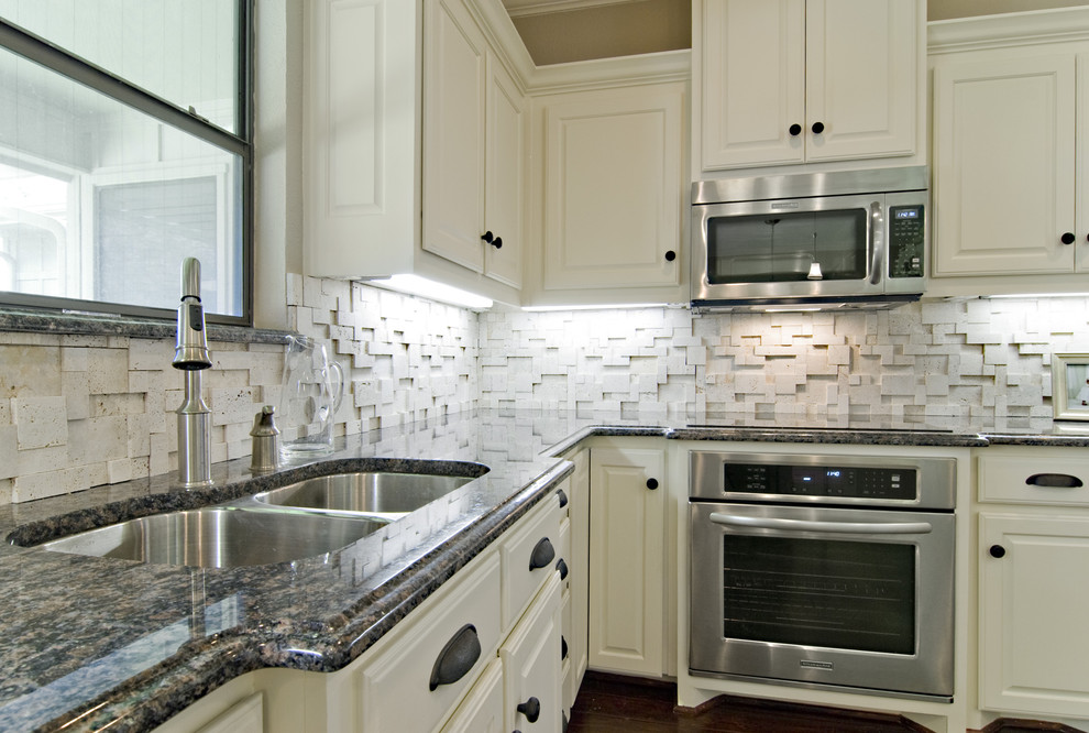 Elegant kitchen photo in Dallas