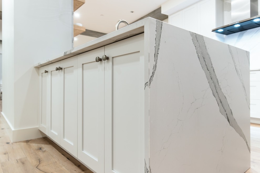 Klassische Küche mit Quarzwerkstein-Arbeitsplatte, Küchenrückwand in Weiß und weißer Arbeitsplatte in Dallas