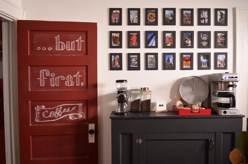 Cette photo montre une cuisine chic avec un placard avec porte à panneau encastré et des portes de placard noires.