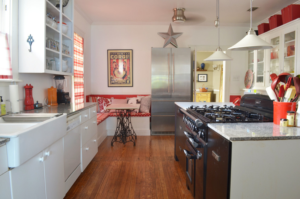Imagen de cocina comedor clásica con fregadero sobremueble, armarios con paneles lisos, puertas de armario blancas y electrodomésticos de acero inoxidable