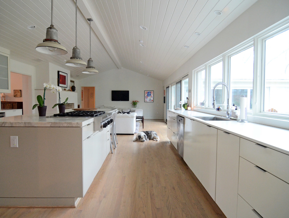 Свежая идея для дизайна: кухня в современном стиле с окном - отличное фото интерьера