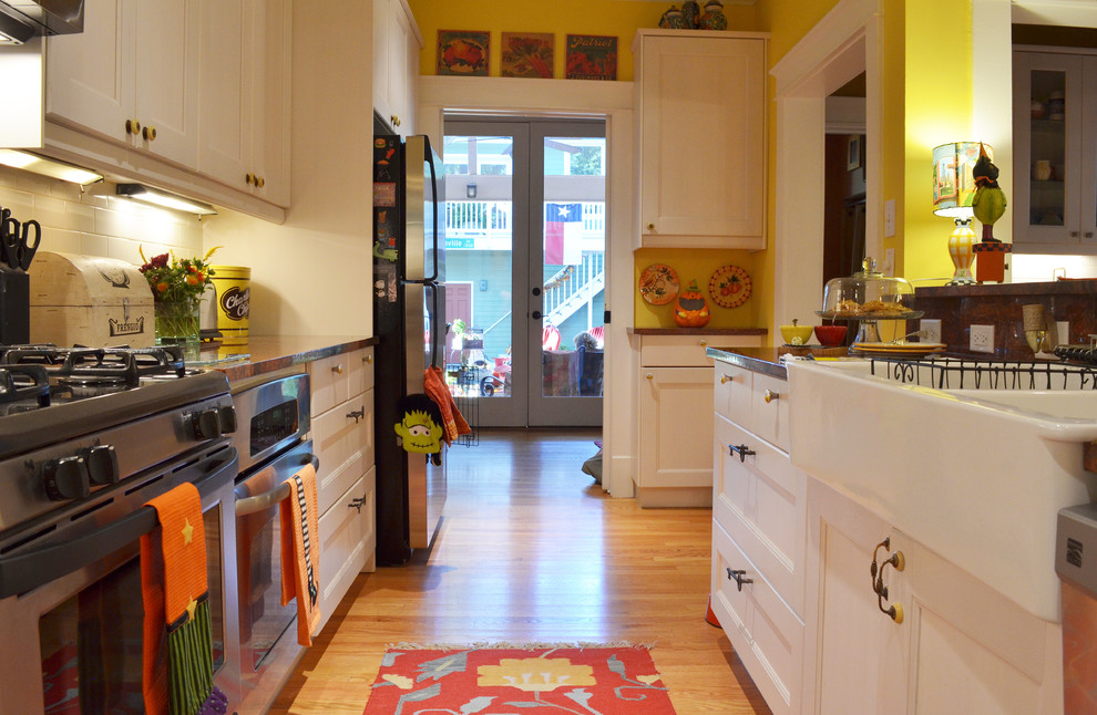 ダラスにあるトラディショナルスタイルのおしゃれな独立型キッチン (エプロンフロントシンク、落し込みパネル扉のキャビネット、白いキャビネット、サブウェイタイルのキッチンパネル、シルバーの調理設備、白いキッチンパネル) の写真