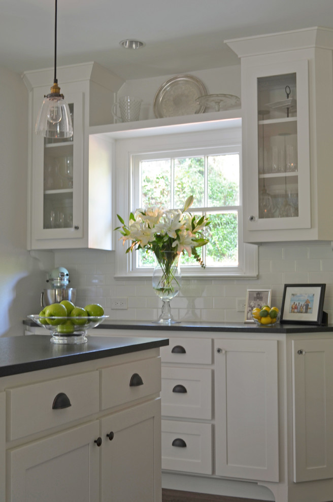 Идея дизайна: кухня в классическом стиле с стеклянными фасадами и белыми фасадами