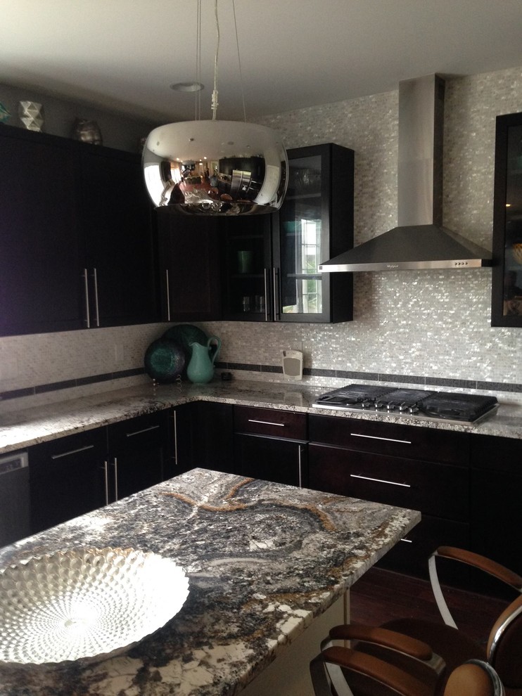 Exempel på ett stort modernt kök, med en enkel diskho, släta luckor, skåp i mörkt trä, granitbänkskiva, vitt stänkskydd, stänkskydd i stenkakel, rostfria vitvaror, mörkt trägolv och en köksö
